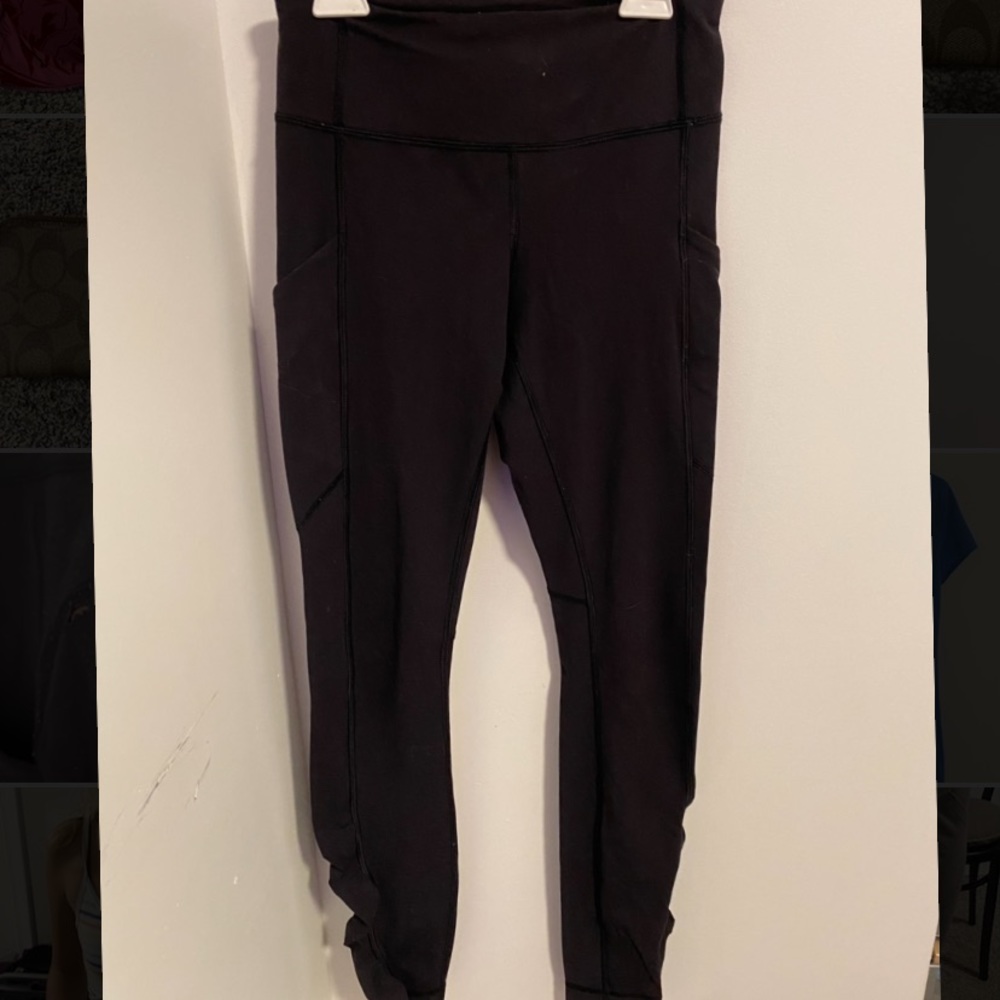 Lululemon Leggings (small hole in the back) Size 2